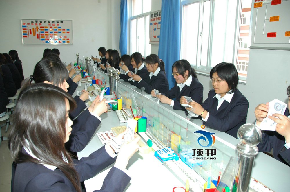 ▲財(cái)會(huì)模擬實(shí)驗(yàn)室設(shè)備（兩邊座、每桌六座）