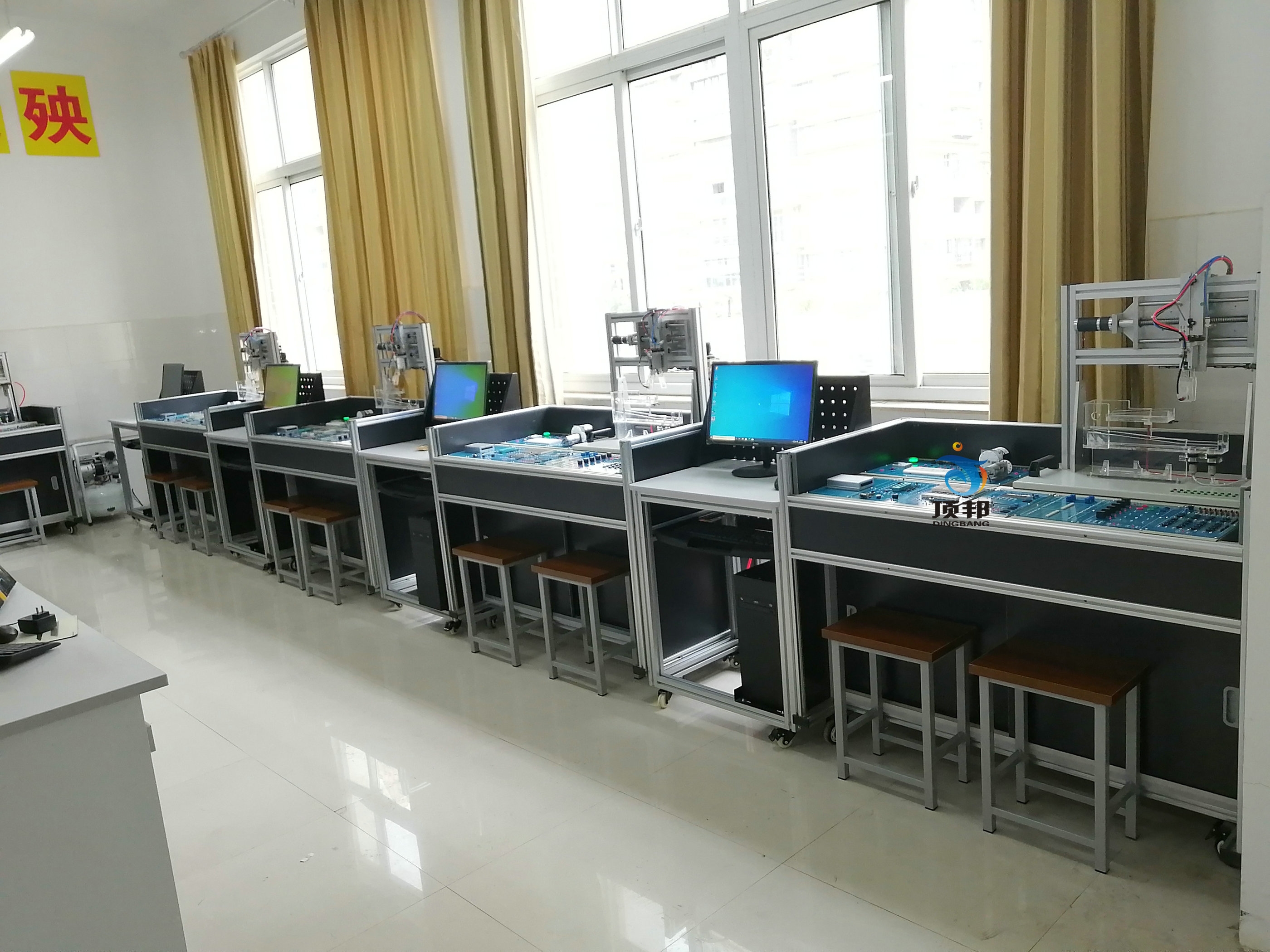 單片機(jī)技術(shù)應(yīng)用實(shí)訓(xùn)考核裝置