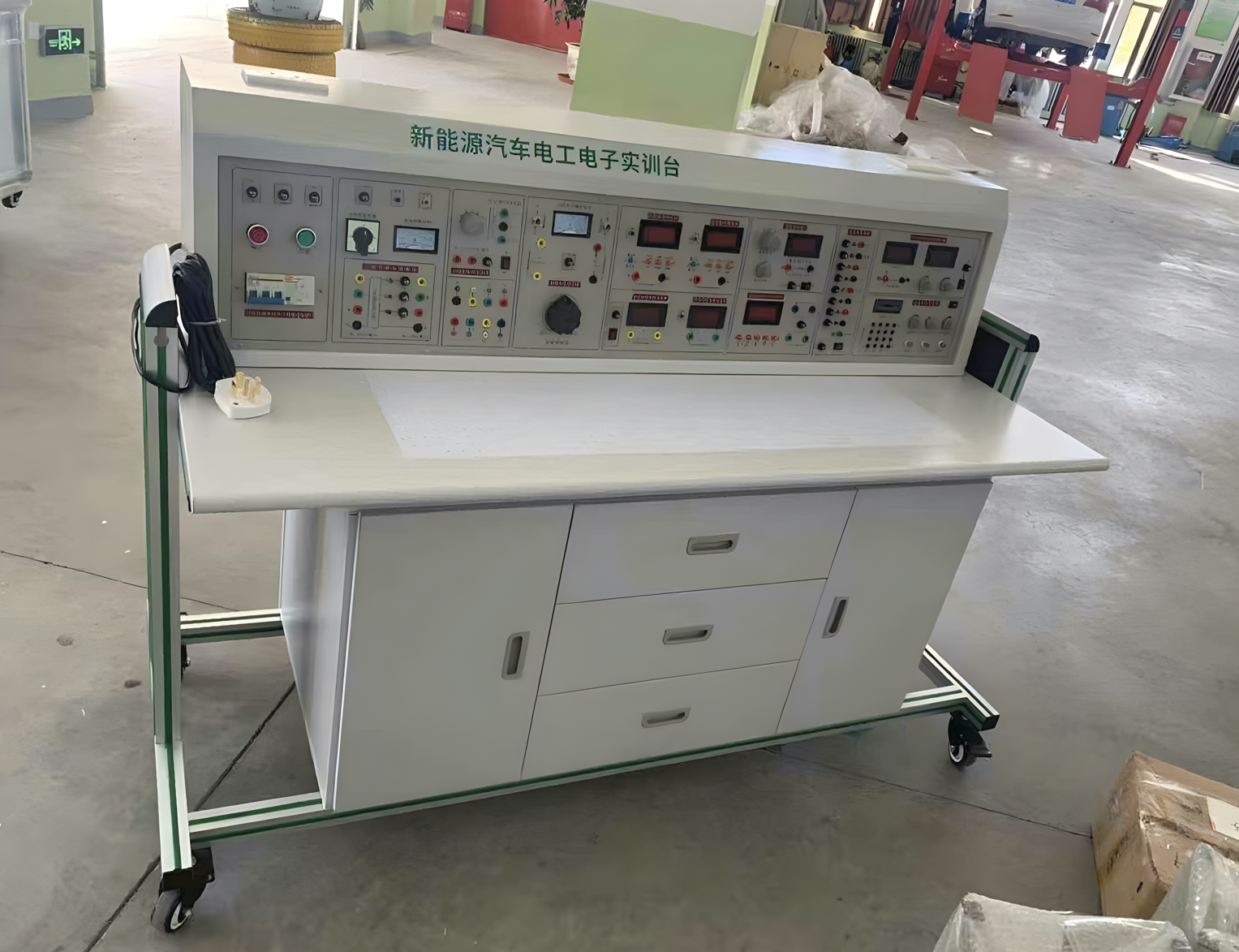 新能源汽車電工電子實(shí)訓(xùn)臺