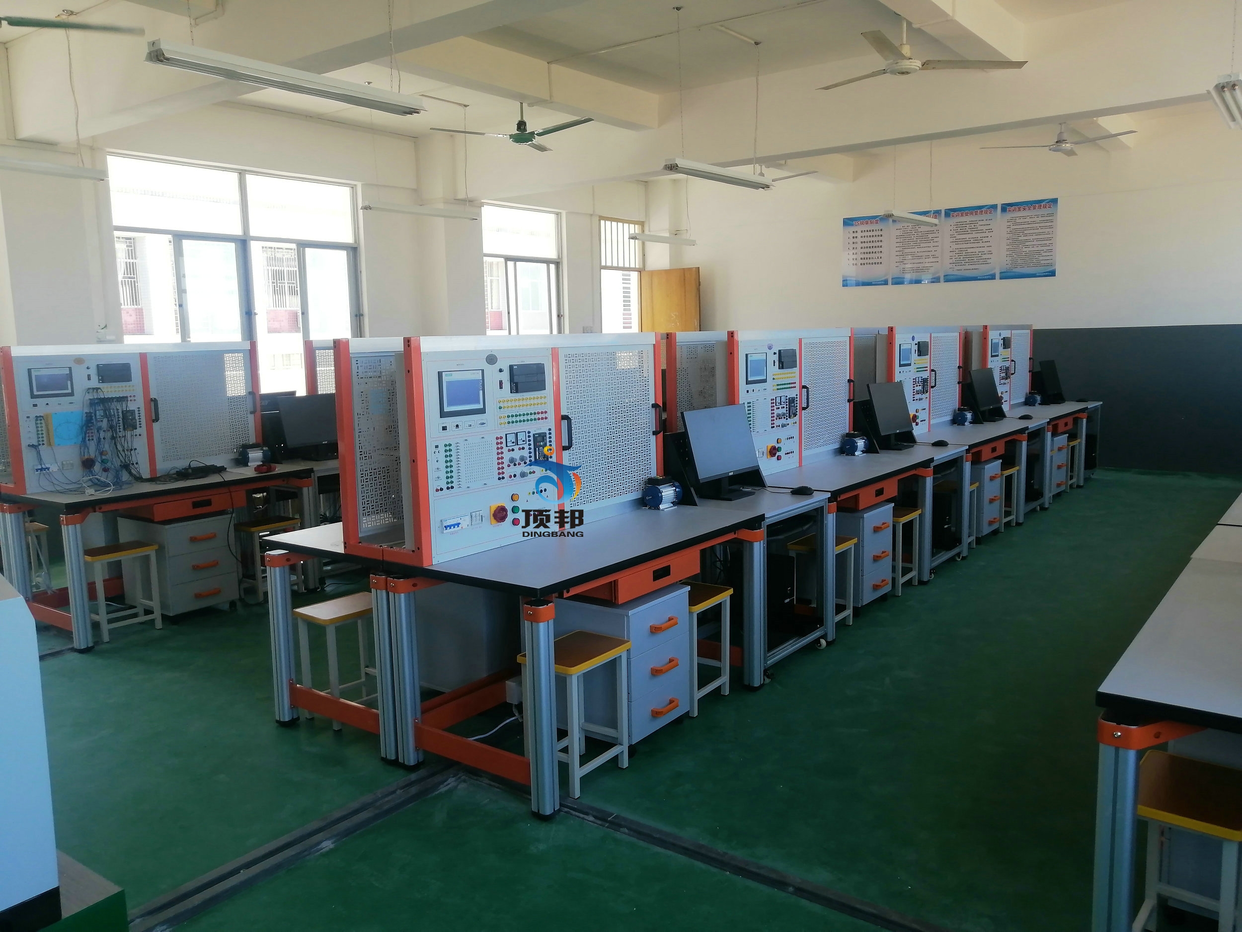 PLC可編程控制技術(shù)綜合實訓(xùn)裝置