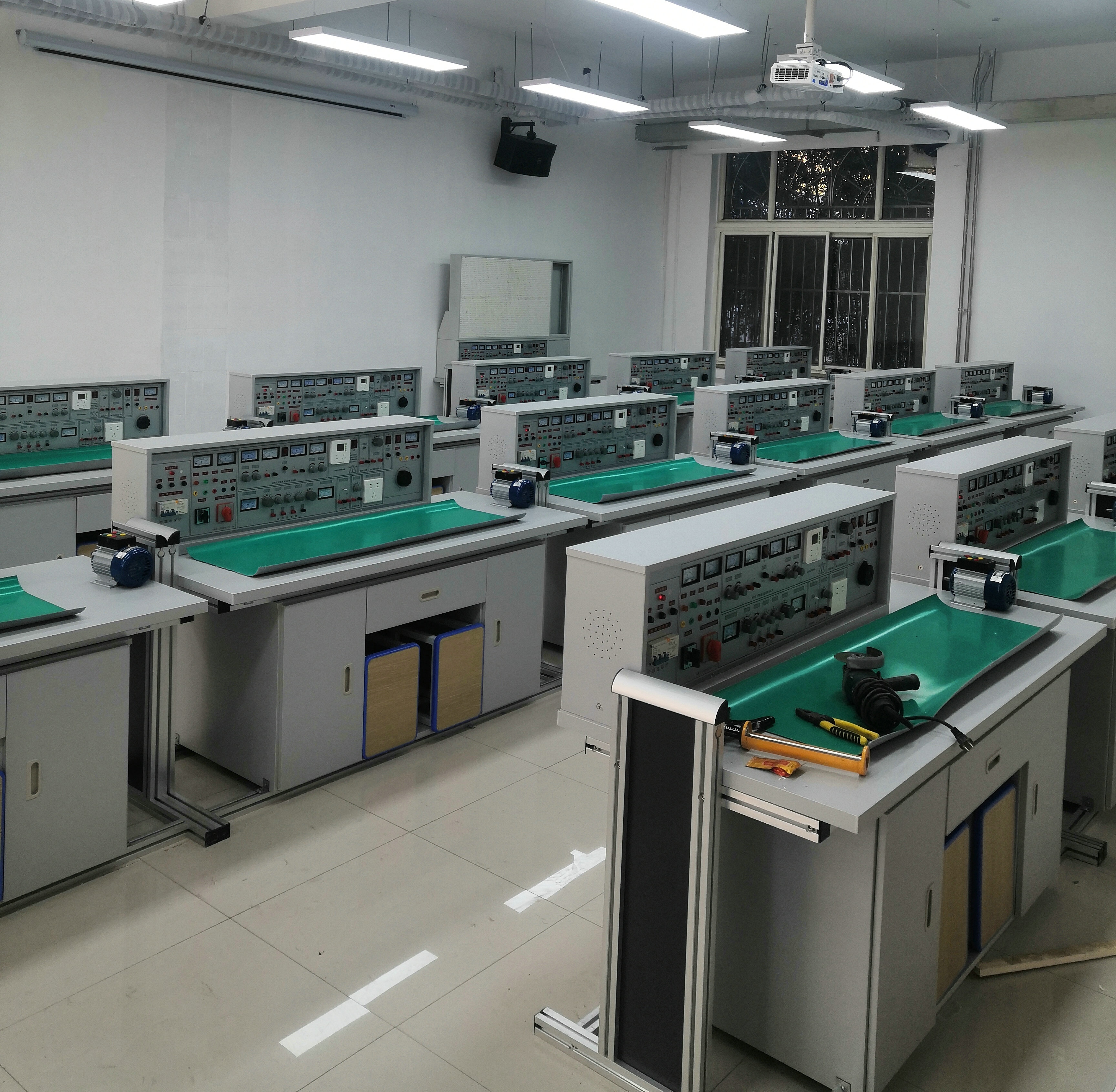 通用電子實(shí)驗(yàn)室成套設(shè)備