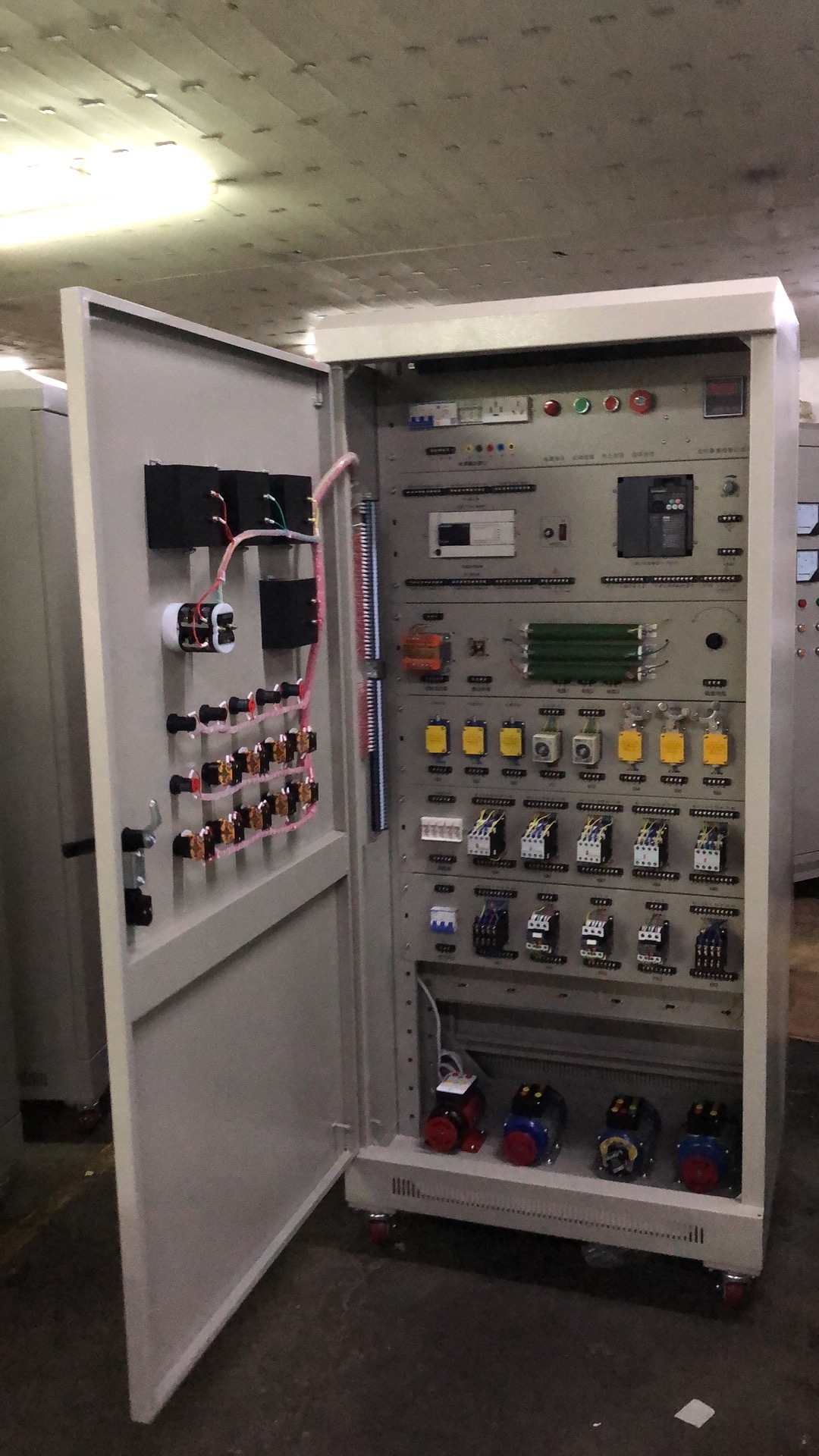 高級(jí)電工.電拖.PLC綜合實(shí)訓(xùn)考核裝置（柜式）