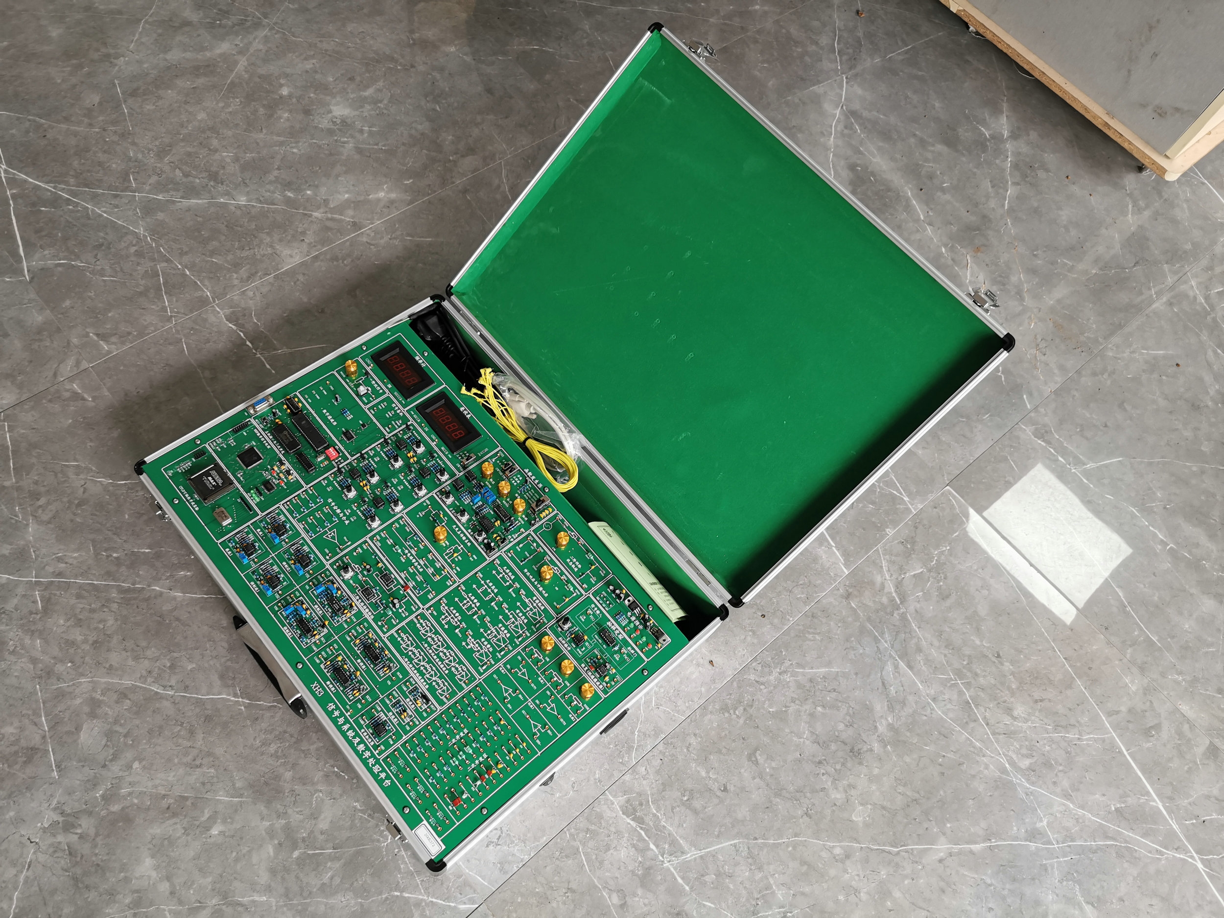 信號與系統(tǒng)及數(shù)字信號處理實(shí)驗(yàn)箱