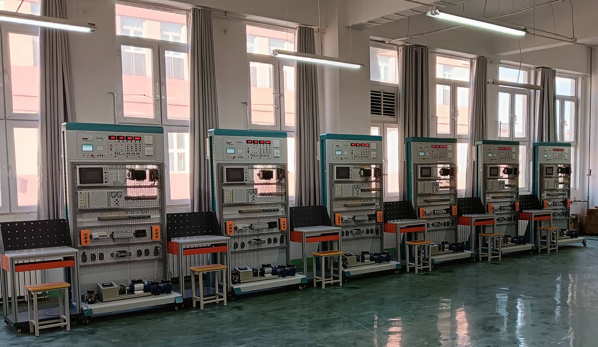 PLC技術(shù)實(shí)訓(xùn)裝置