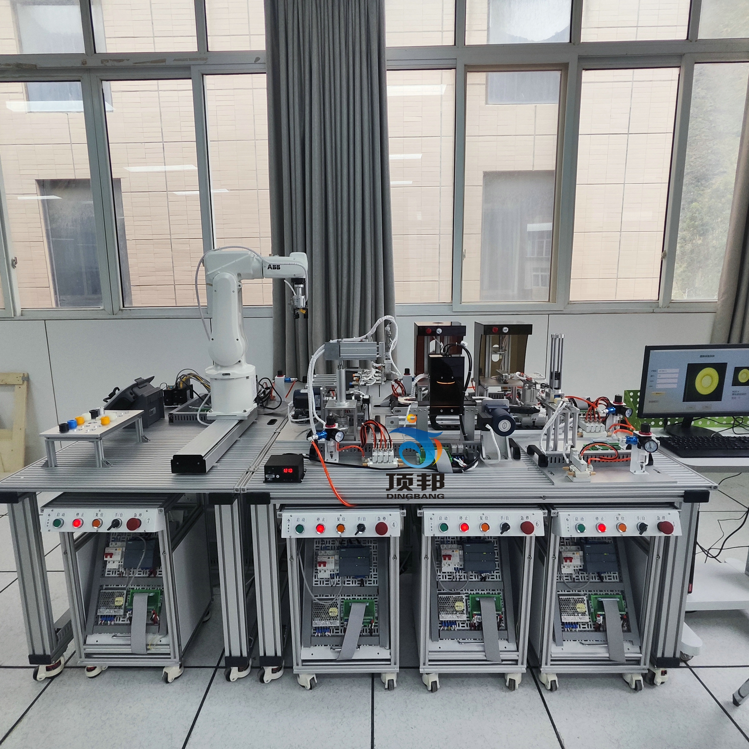 智能工業(yè)機(jī)器人實(shí)訓(xùn)平臺(tái)