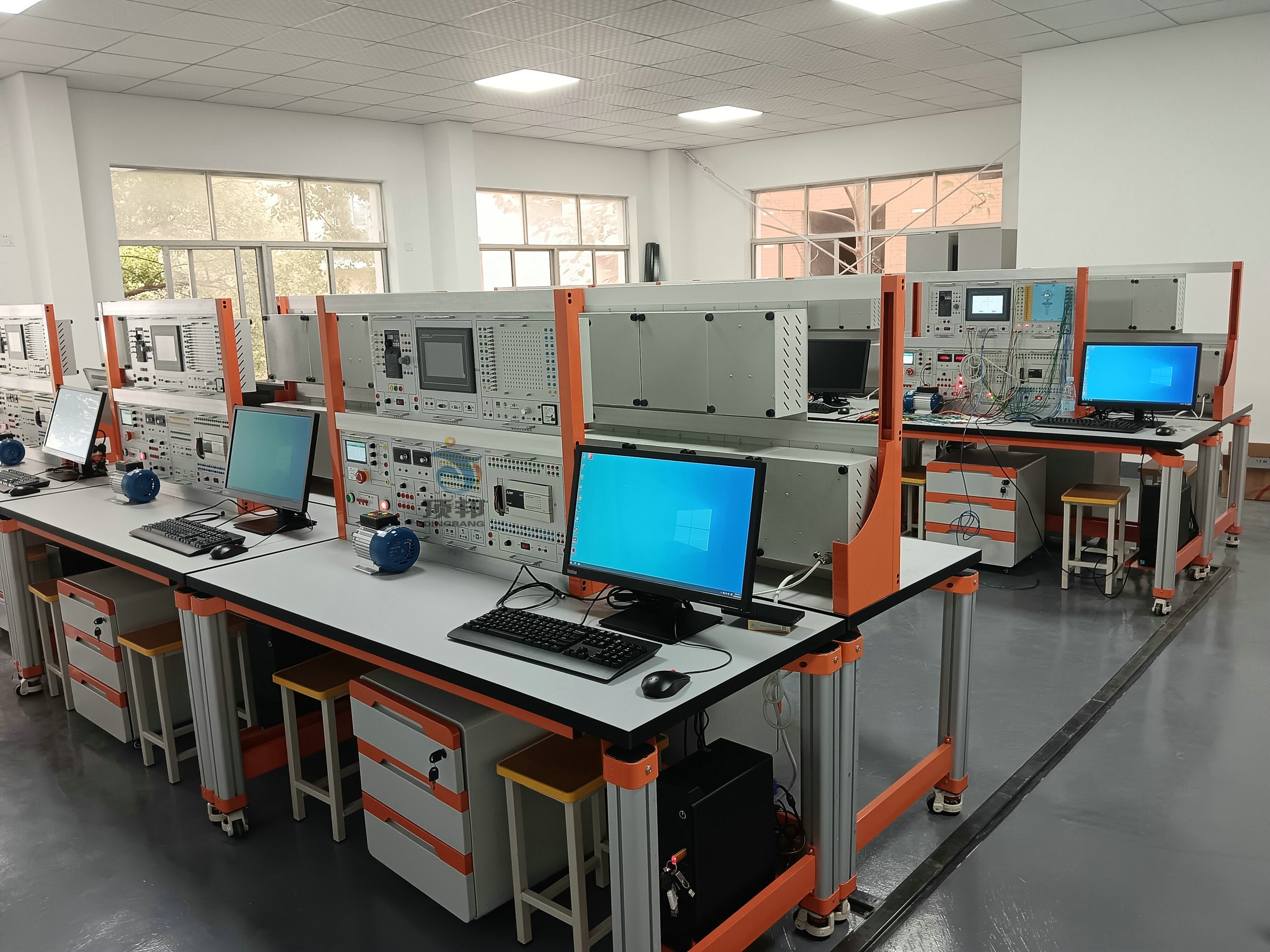 PLC及電氣控制綜合實(shí)訓(xùn)臺(tái)