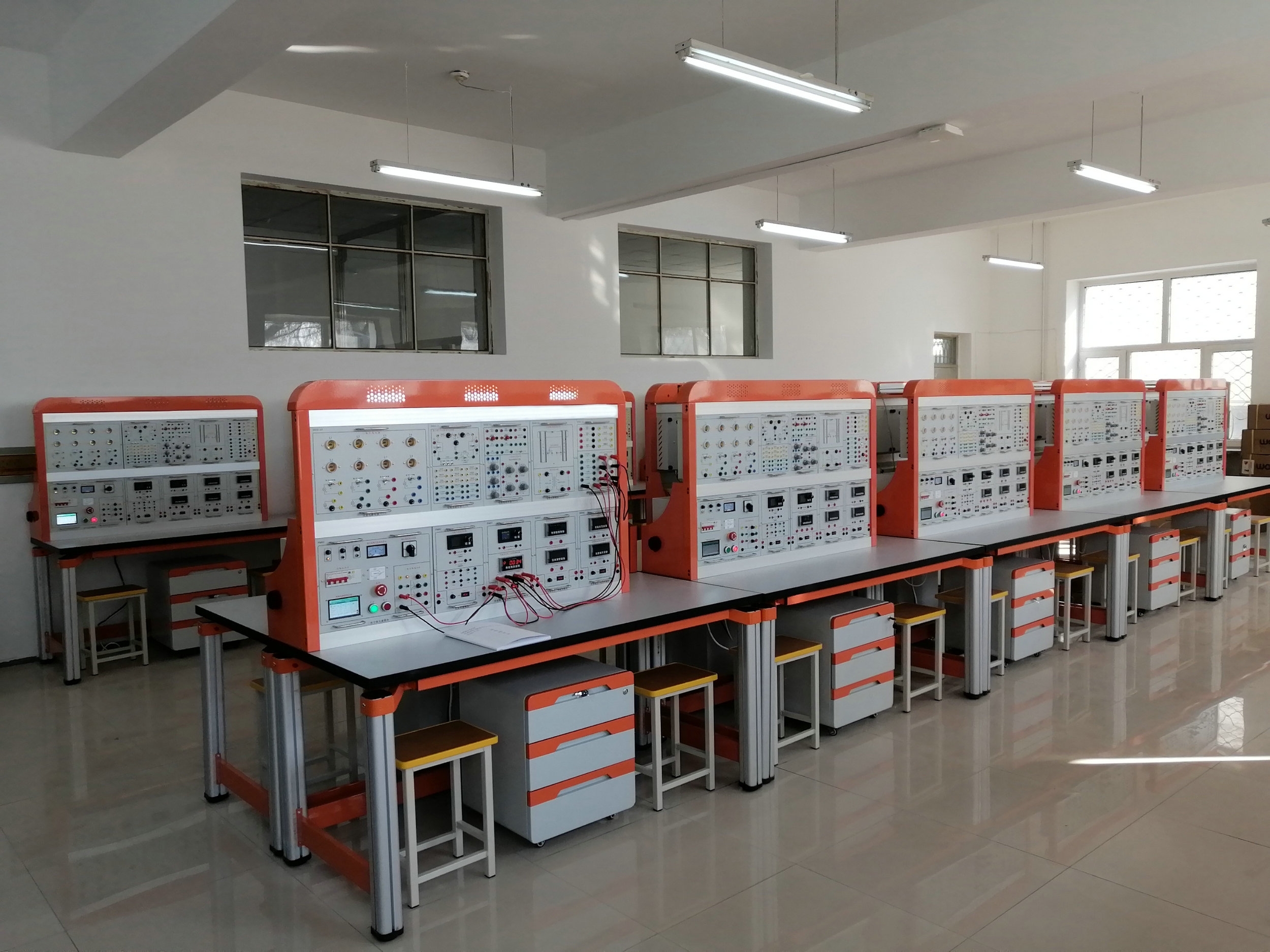 電工電子技術(shù)綜合實(shí)驗(yàn)平臺(tái)