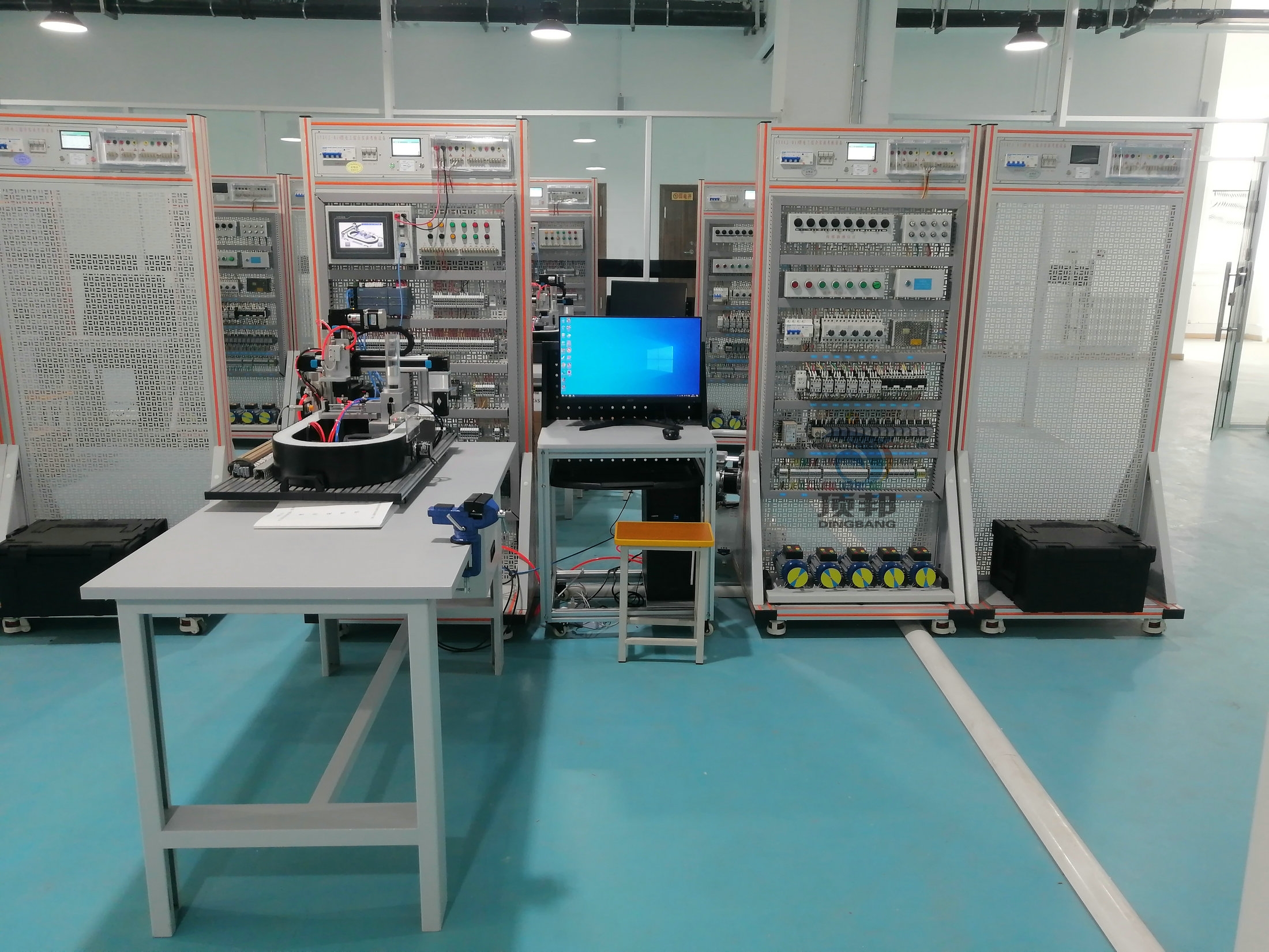 電工綜合實訓(xùn)考核設(shè)備