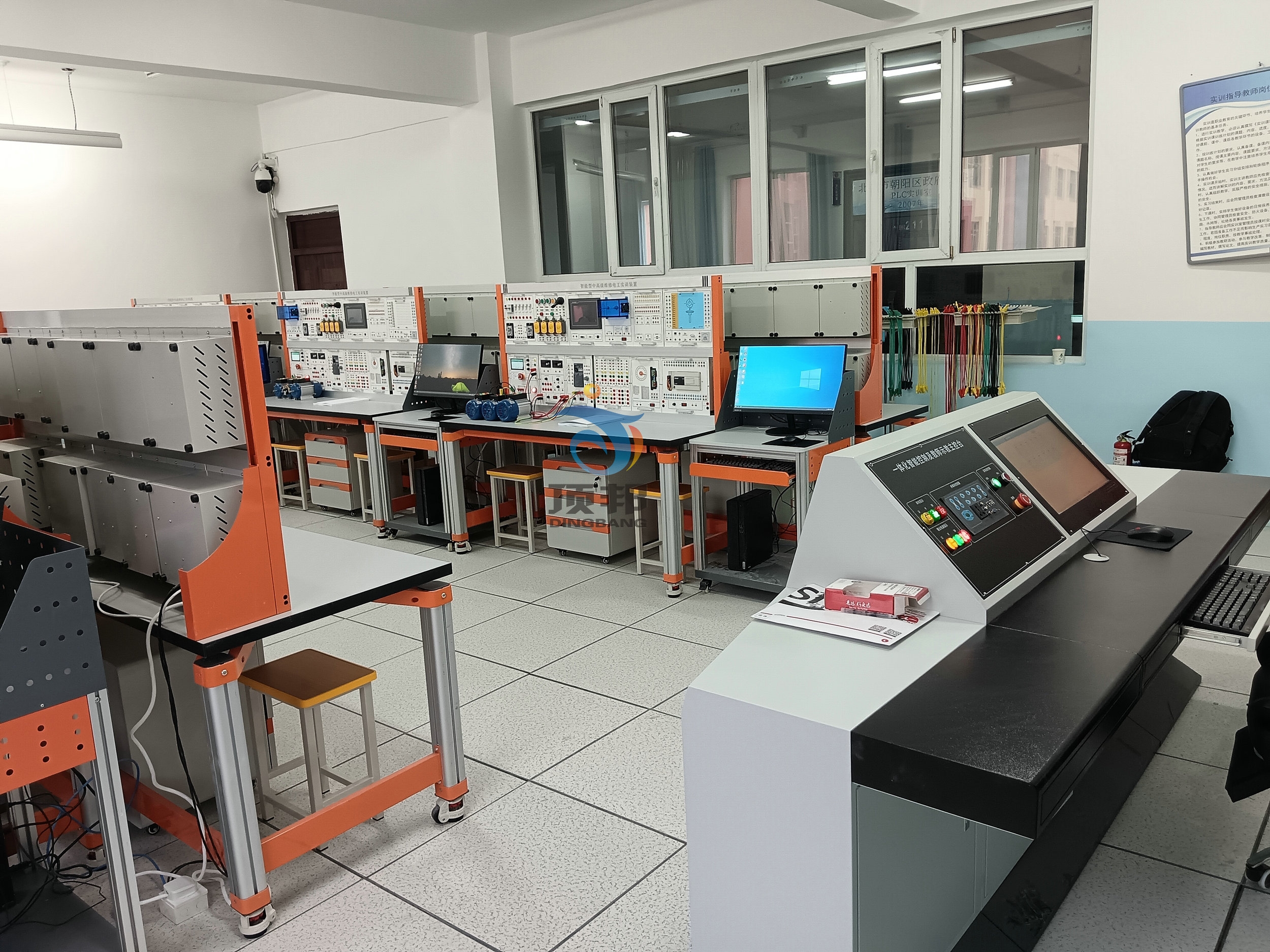 智能型中高級(jí)維修電工實(shí)訓(xùn)裝置