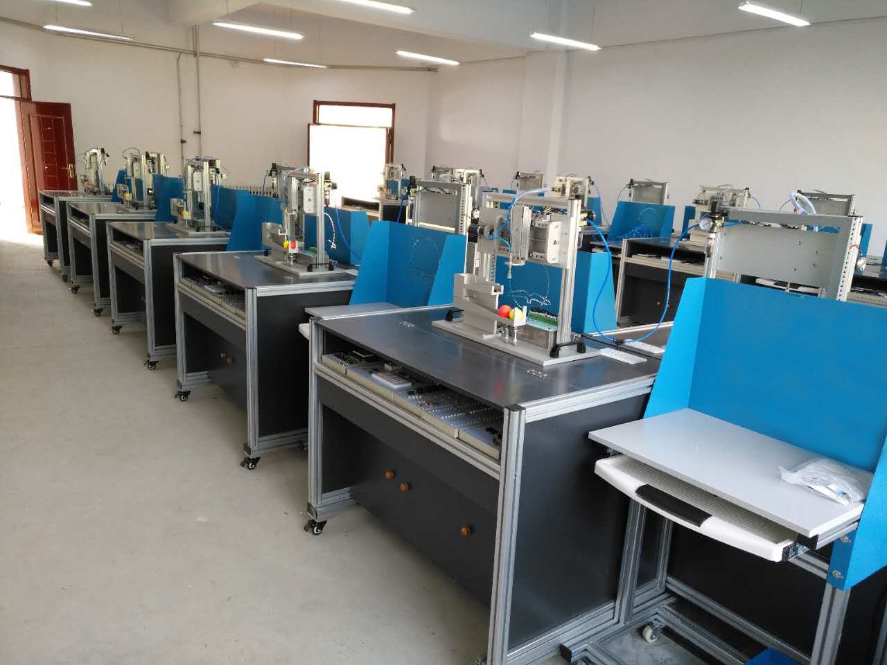 呂梁學(xué)院單片機(jī)、PLC、傳感器實(shí)訓(xùn)臺(tái)(圖1)