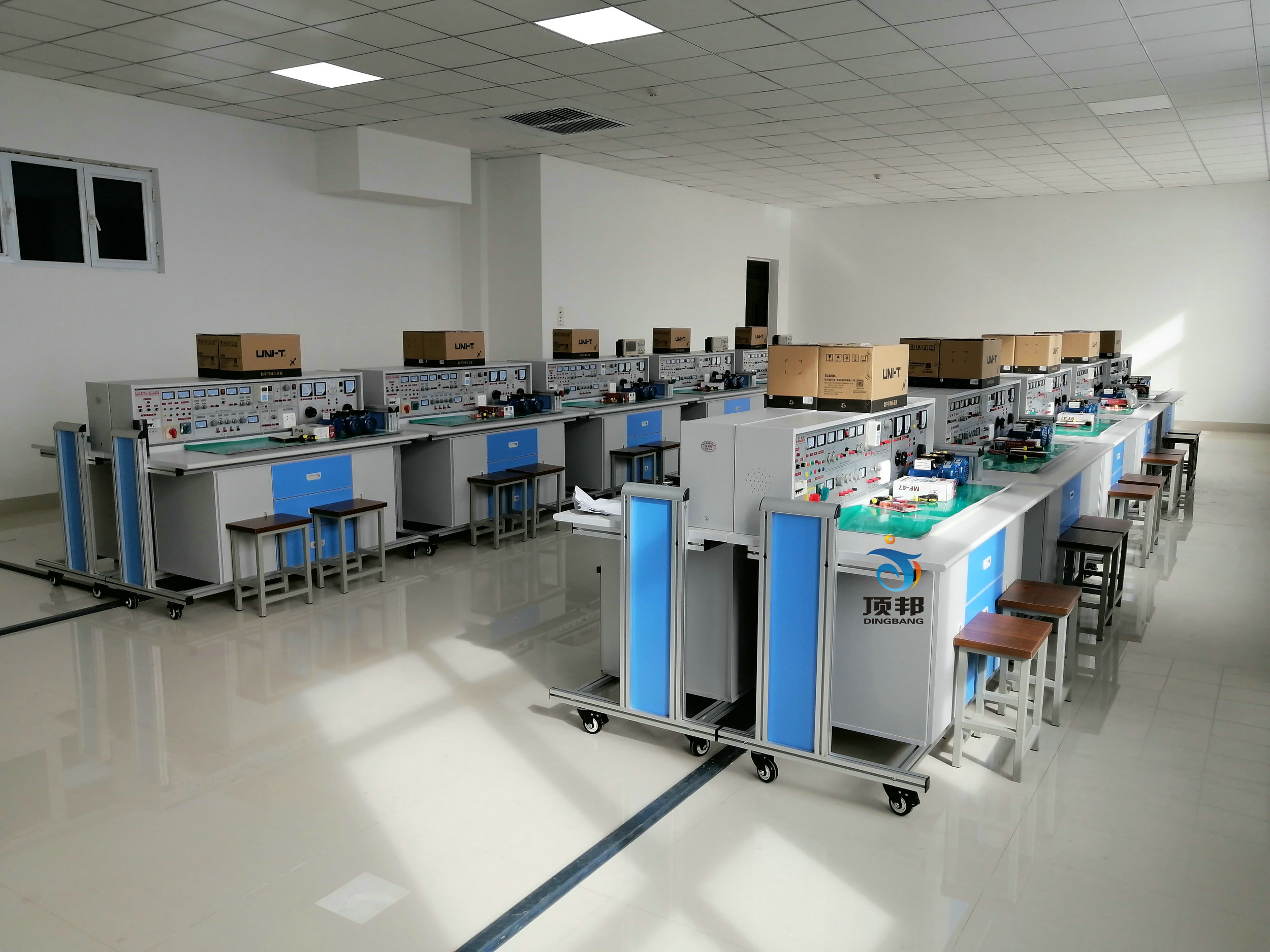 烏蘭察布技師學(xué)院通用電工電子電拖實(shí)驗(yàn)室設(shè)備(圖2)