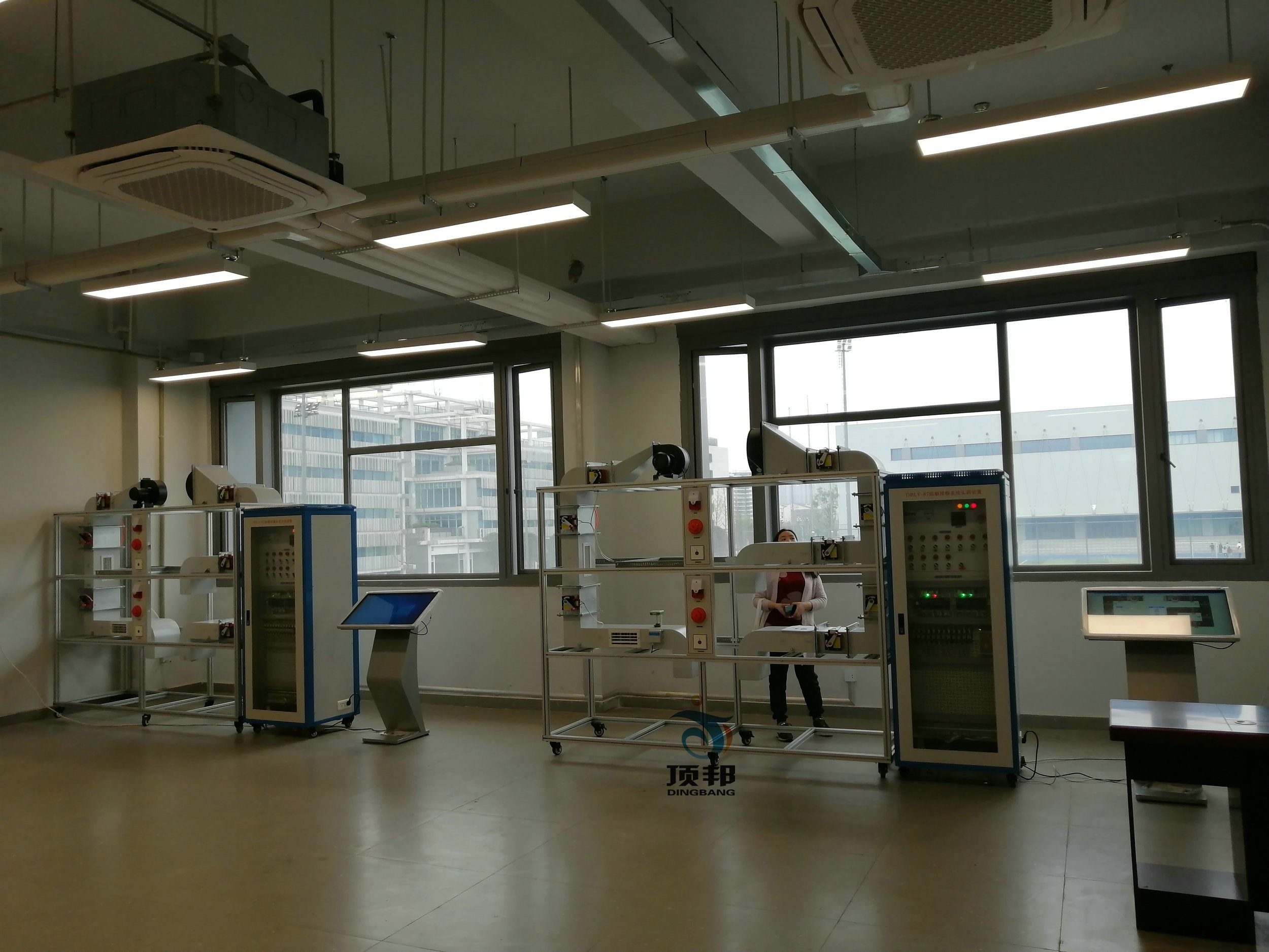 西華大學(xué)宜賓校區(qū)熱工原理、樓宇制冷制熱實訓(xùn)室設(shè)備(圖1)