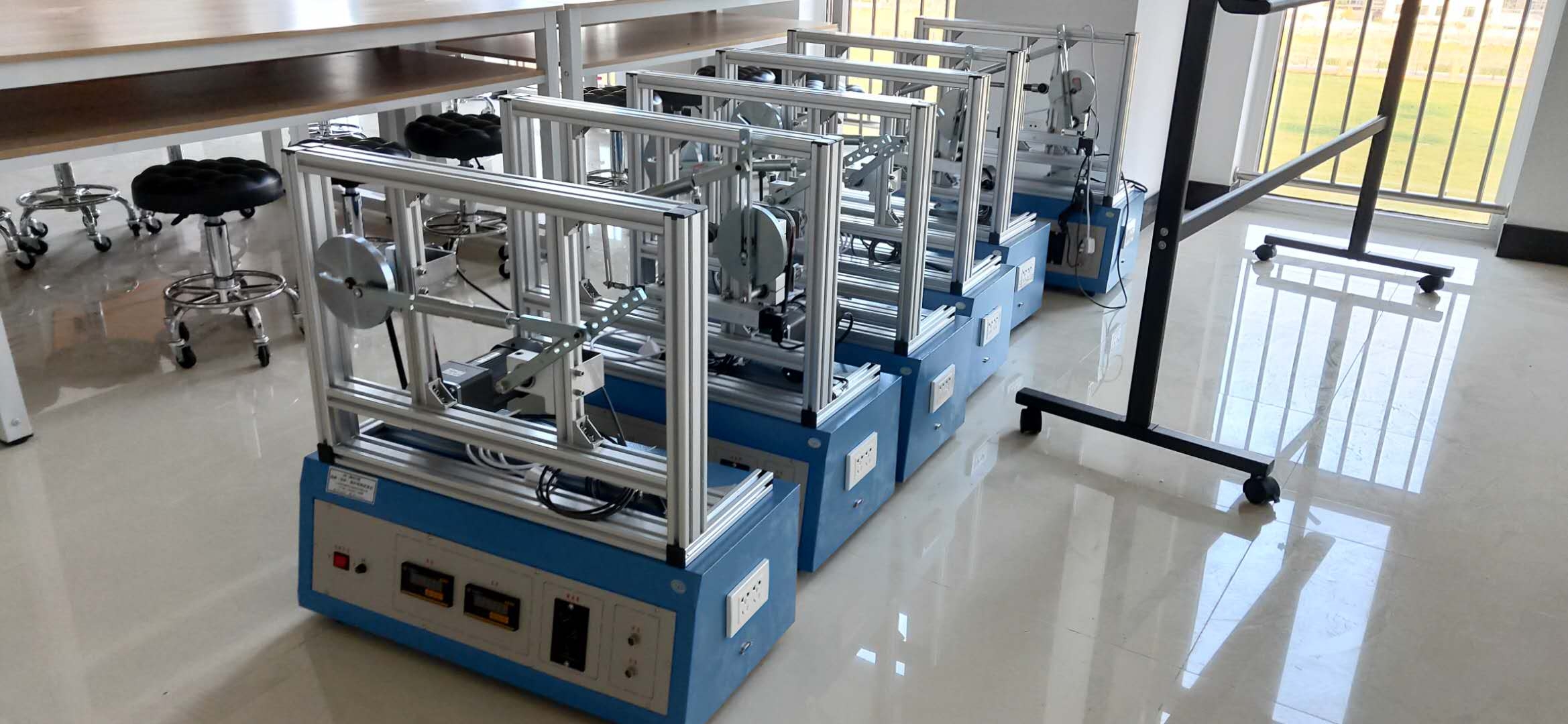 北京社會(huì)管理職業(yè)學(xué)院電工、PLC、機(jī)械類實(shí)訓(xùn)設(shè)備(圖2)