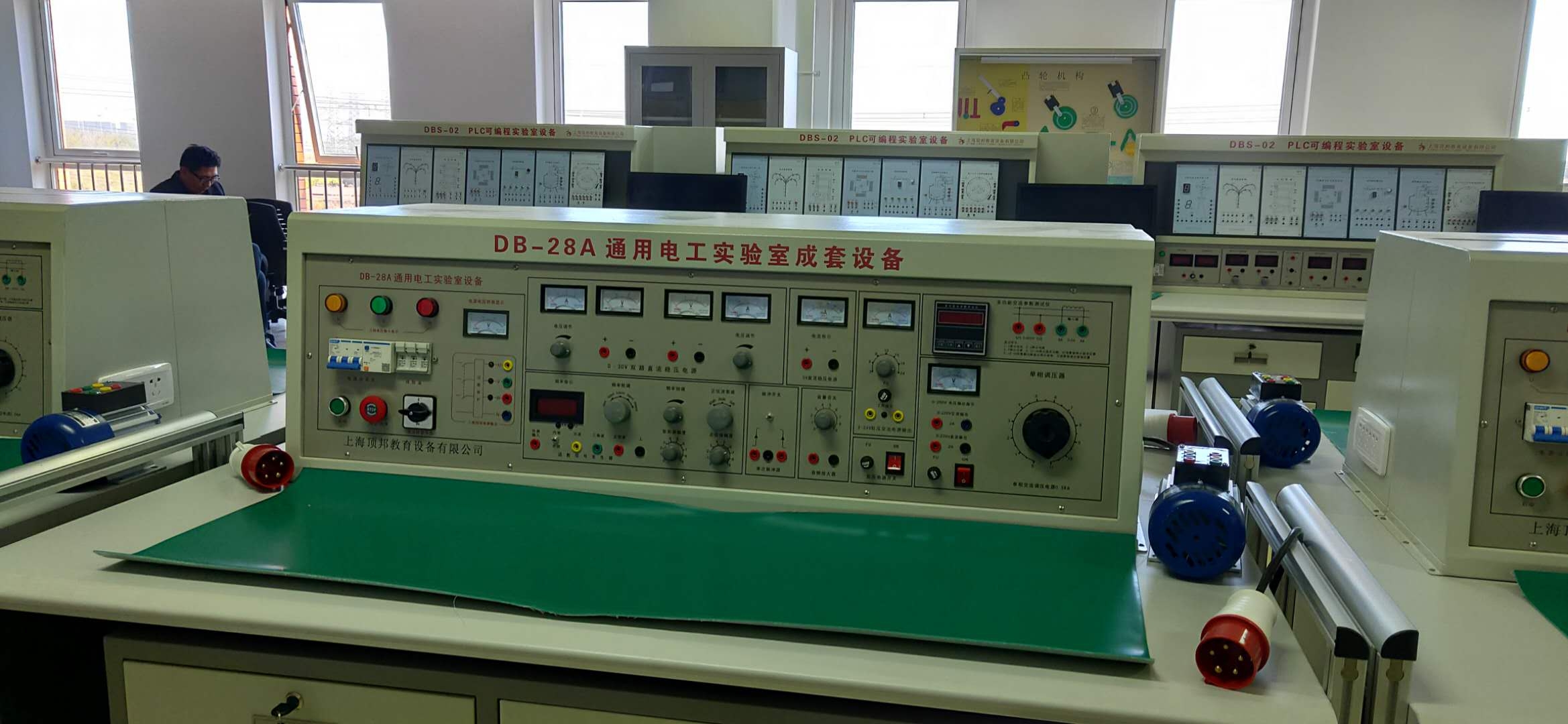 北京社會(huì)管理職業(yè)學(xué)院電工、PLC、機(jī)械類實(shí)訓(xùn)設(shè)備(圖4)