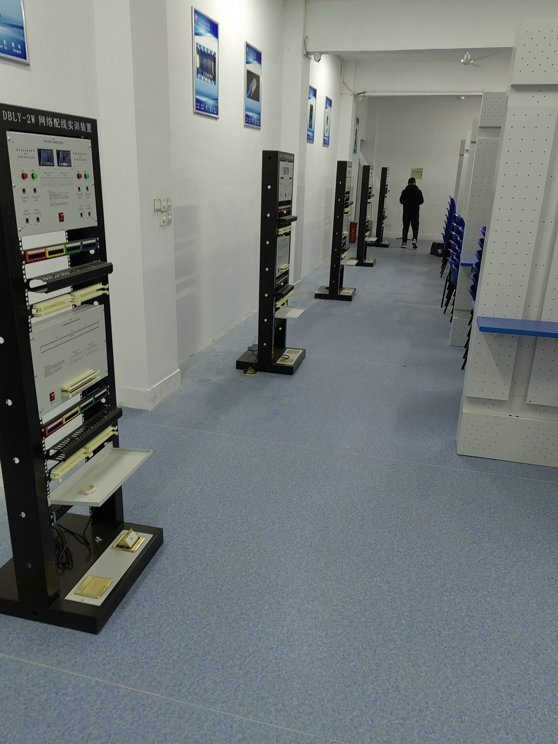 南京工業(yè)科技技工學(xué)校網(wǎng)絡(luò)綜合布線實(shí)訓(xùn)室設(shè)備(圖3)