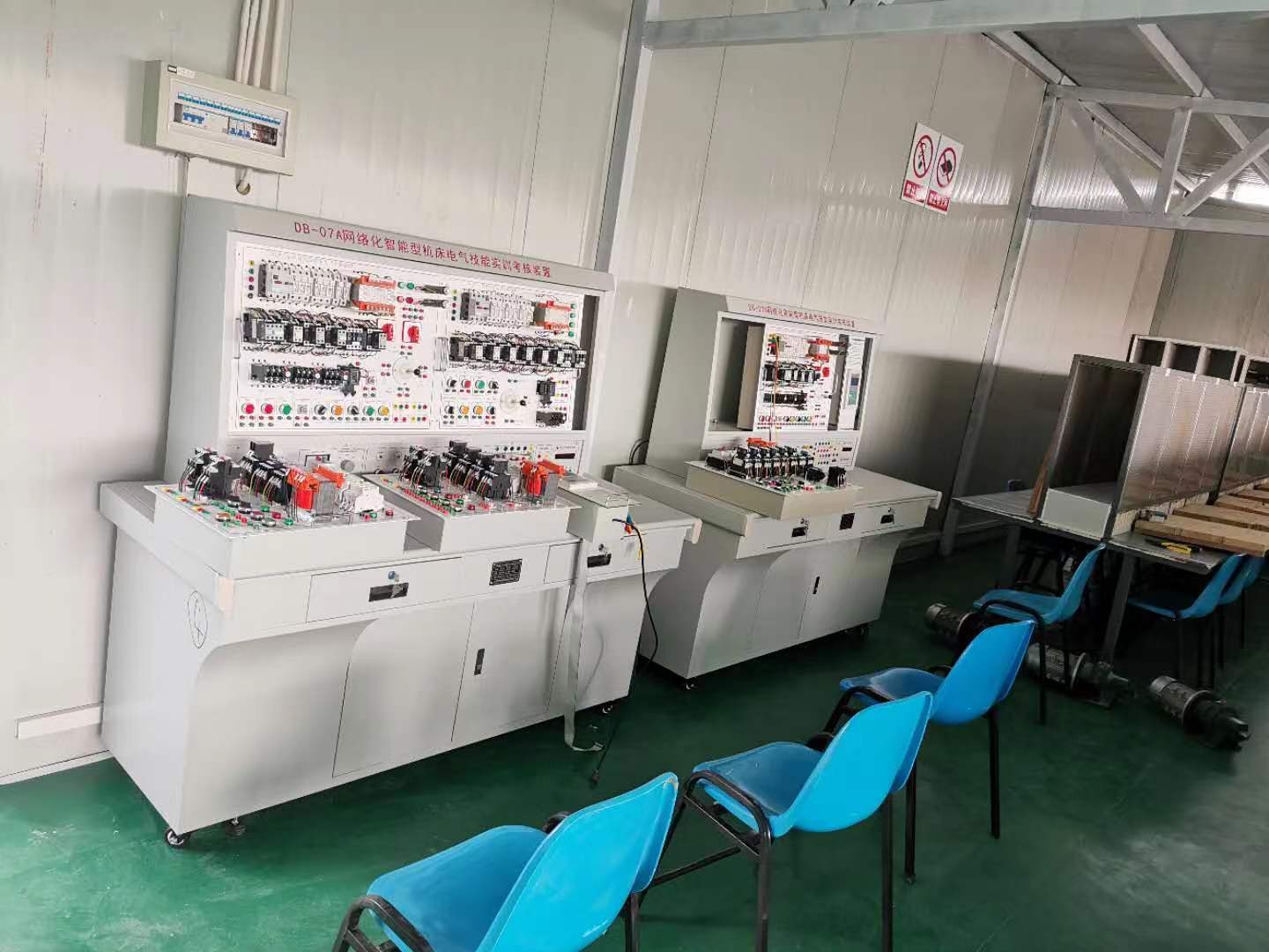 南京華東信息工程技工學(xué)校物流倉儲、機床實訓(xùn)設(shè)備(圖5)