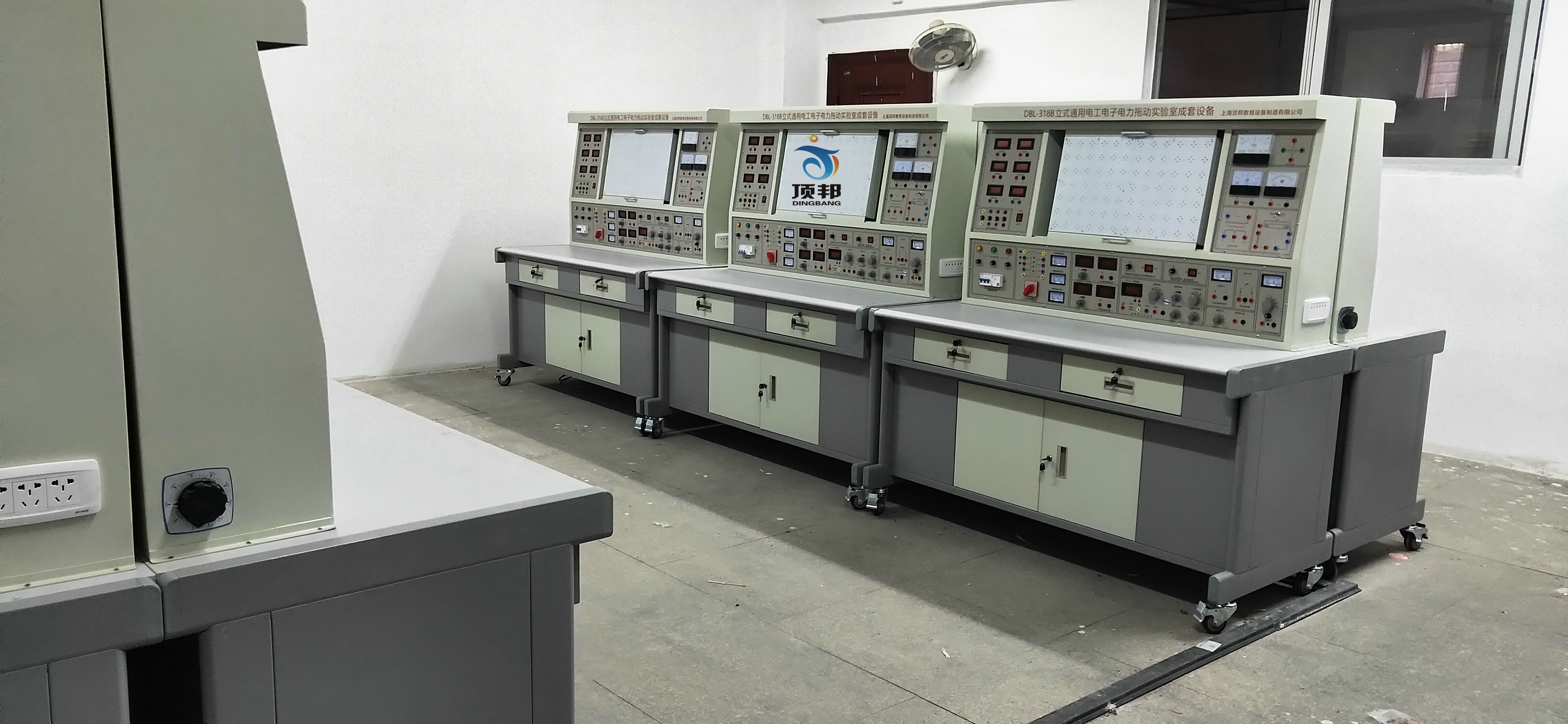 江西東南智慧技工學(xué)校電工電子電力拖動實訓(xùn)裝置(圖4)