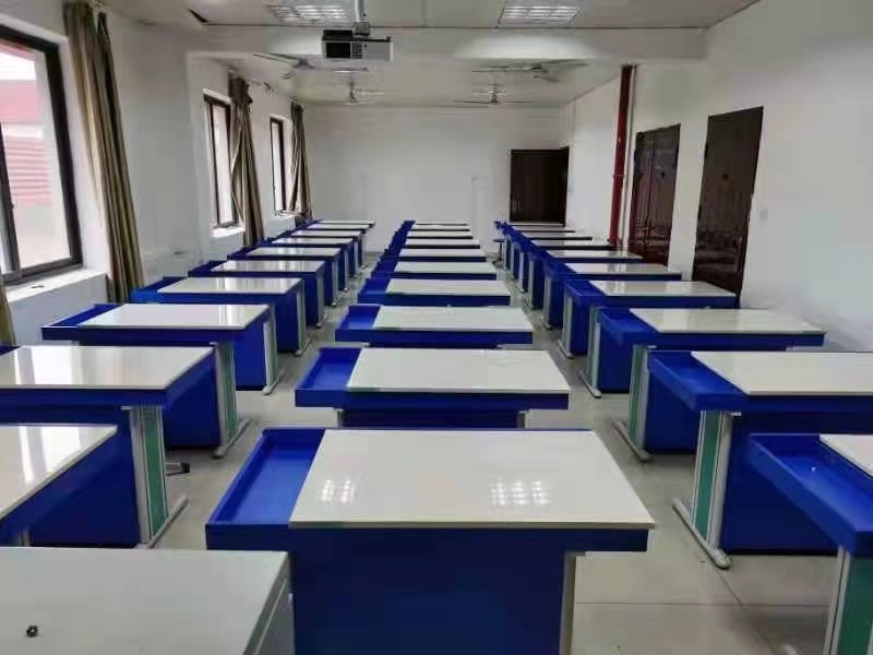 四川工業(yè)科技學(xué)院工程制圖桌(圖3)