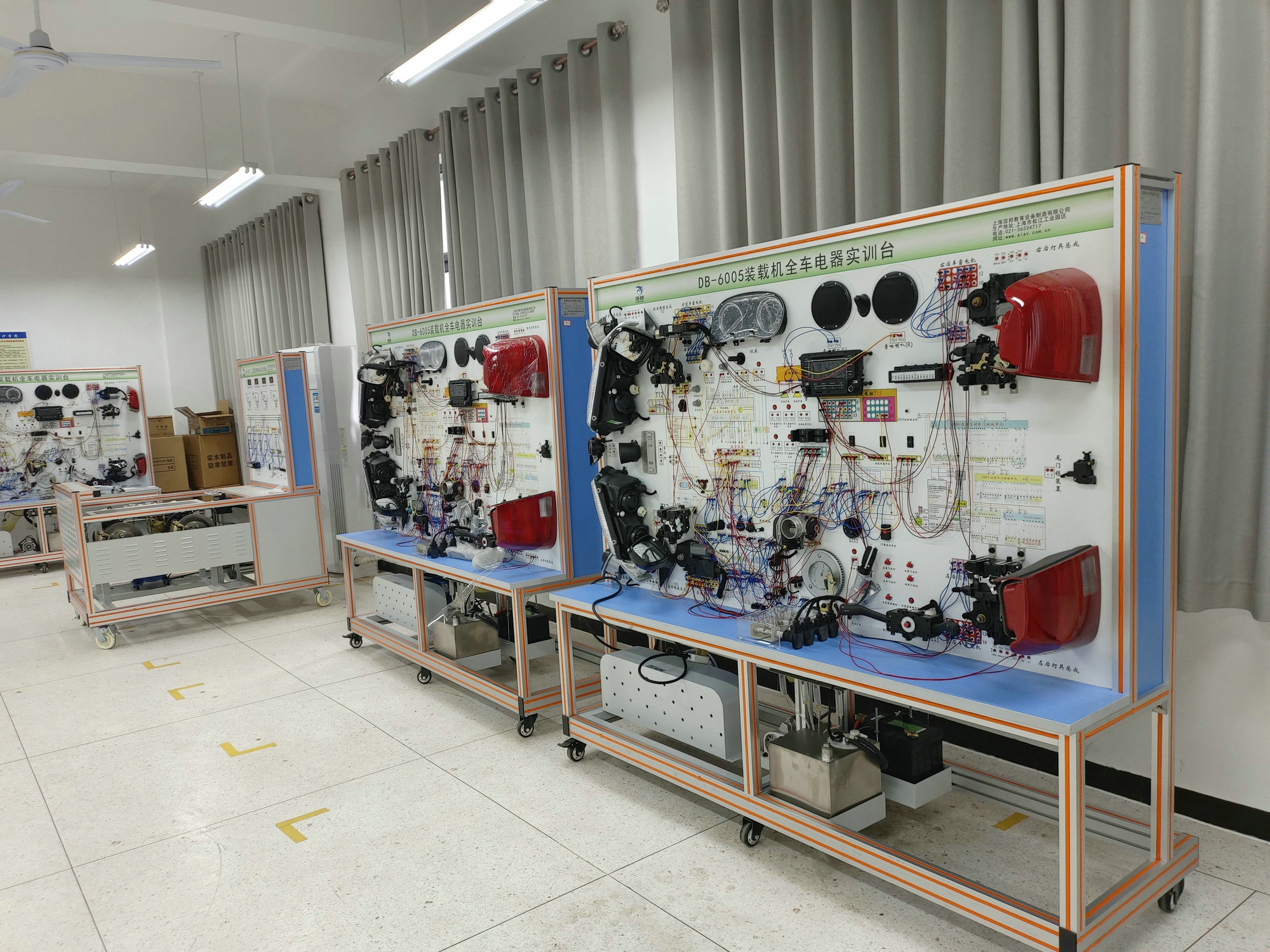 裝載機(jī)全車(chē)電器實(shí)訓(xùn)臺(tái)