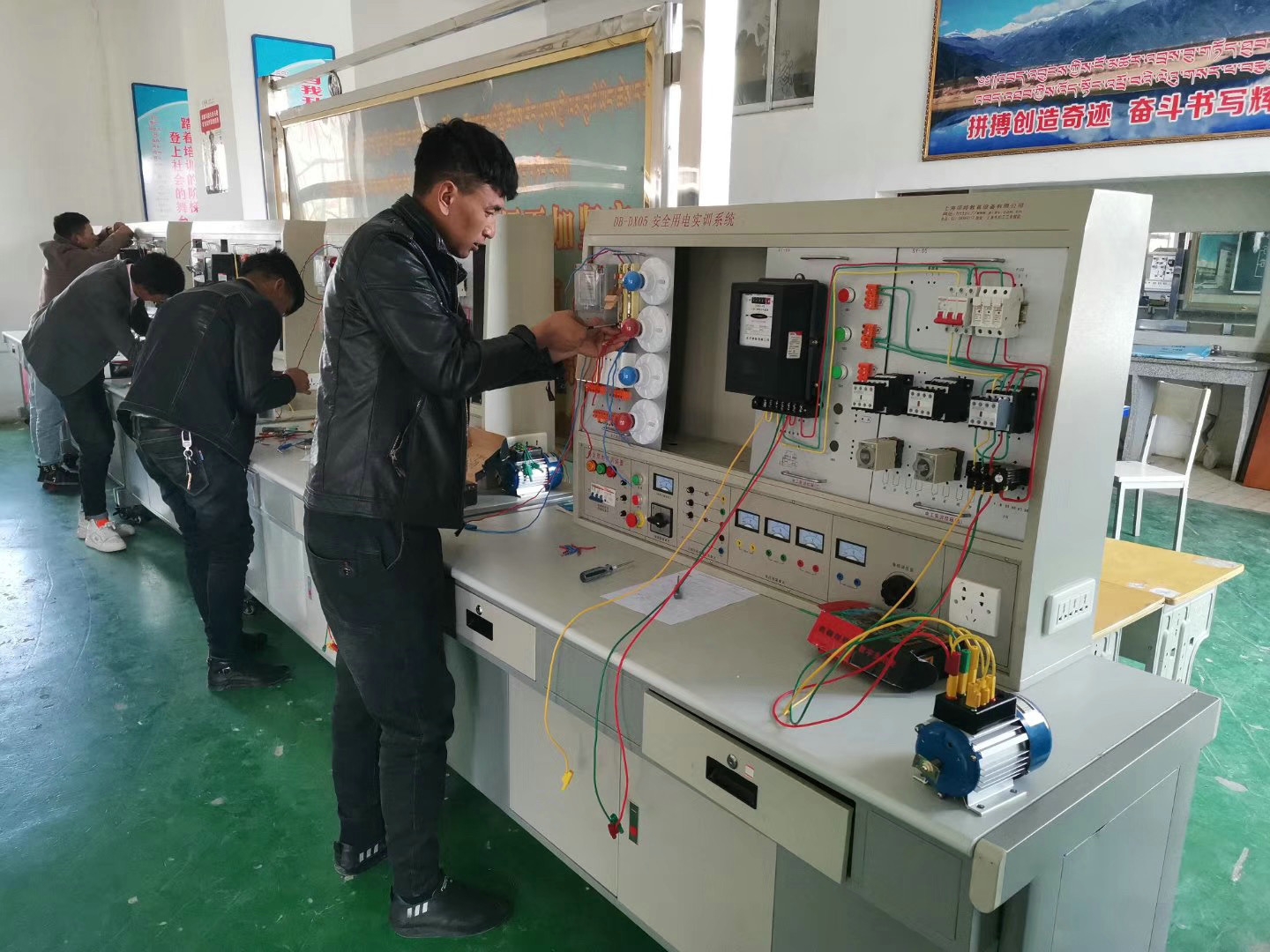 日喀則市公共職業(yè)技能服務中心安全用電實訓裝置(圖1)