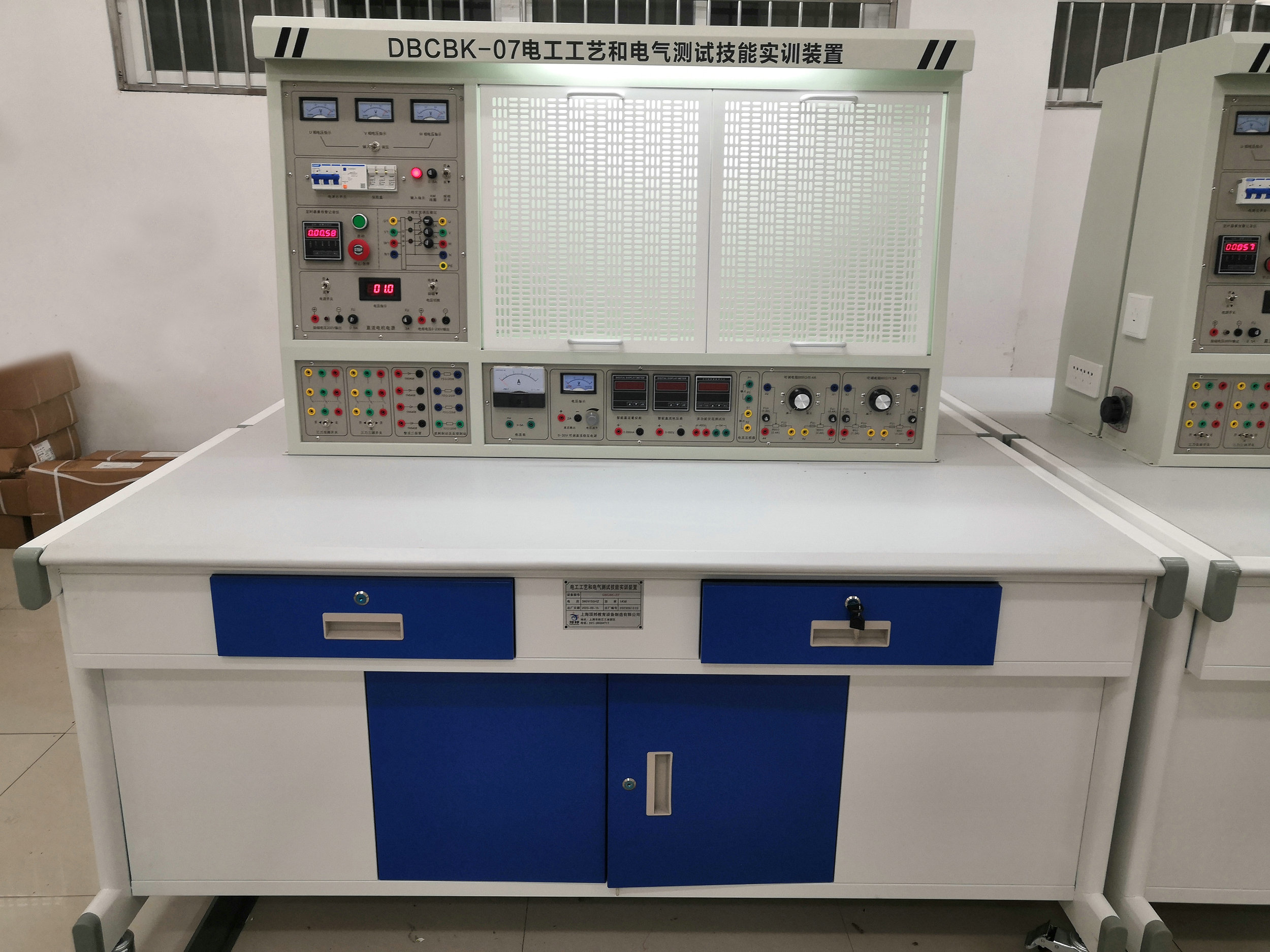 桂林電子科技大學(xué)船舶電工工藝和電氣測試技能實(shí)訓(xùn)裝置(圖1)