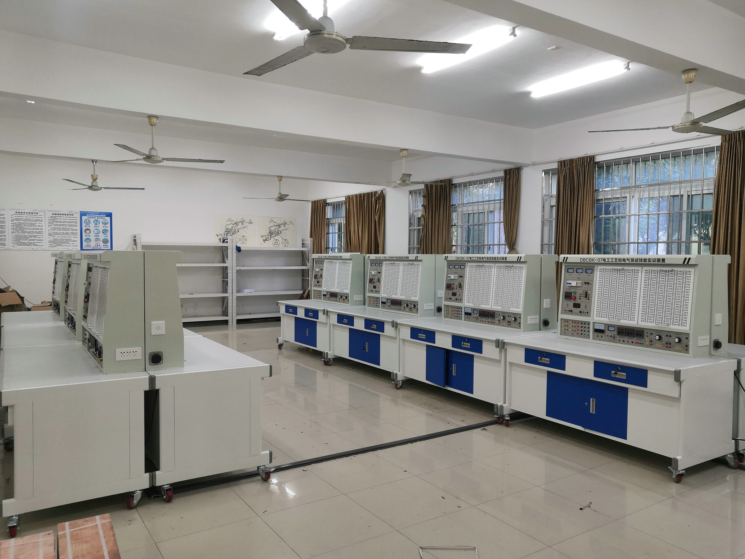 桂林電子科技大學(xué)船舶電工工藝和電氣測試技能實(shí)訓(xùn)裝置(圖3)