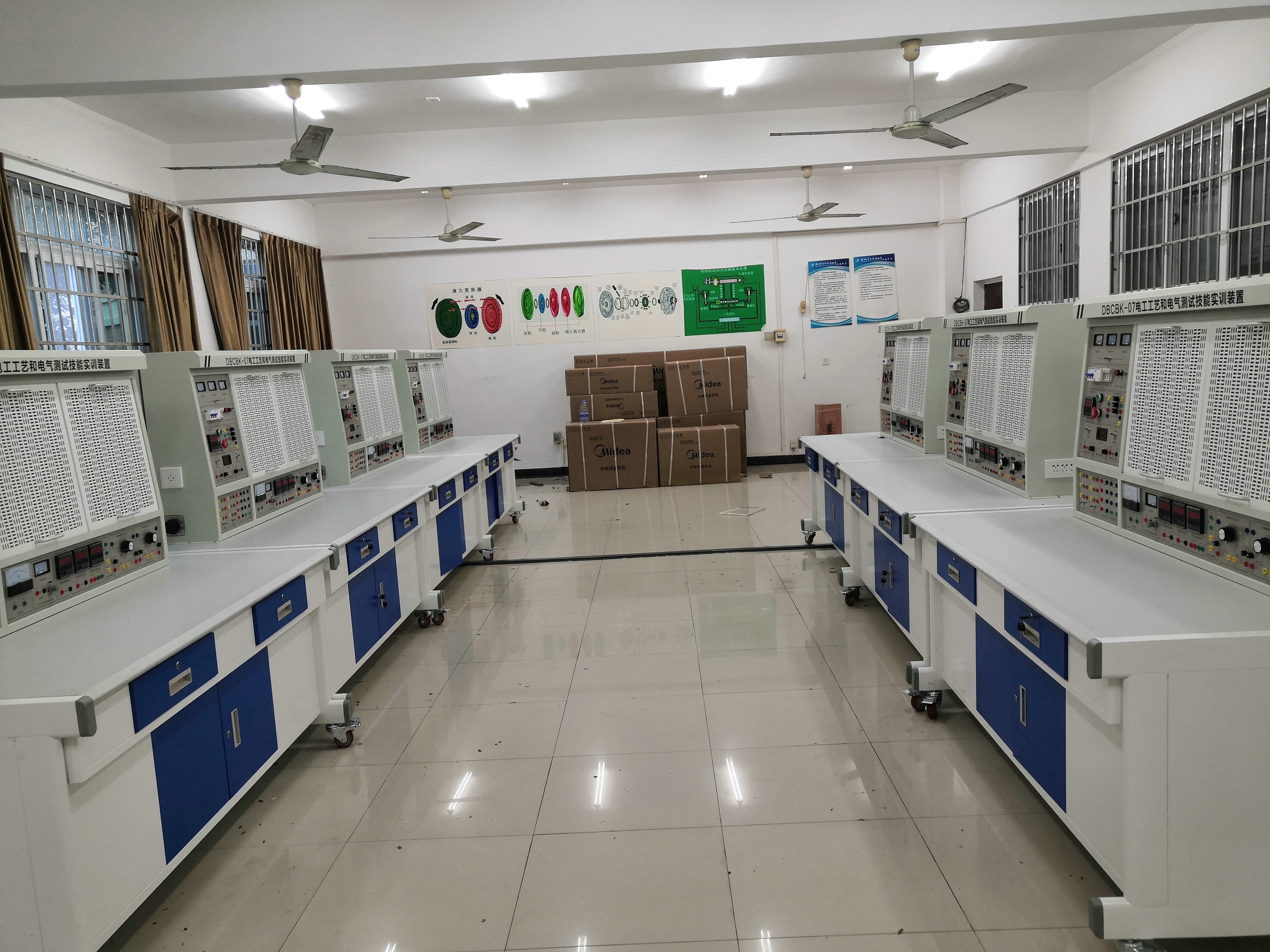 桂林電子科技大學(xué)船舶電工工藝和電氣測試技能實(shí)訓(xùn)裝置(圖4)