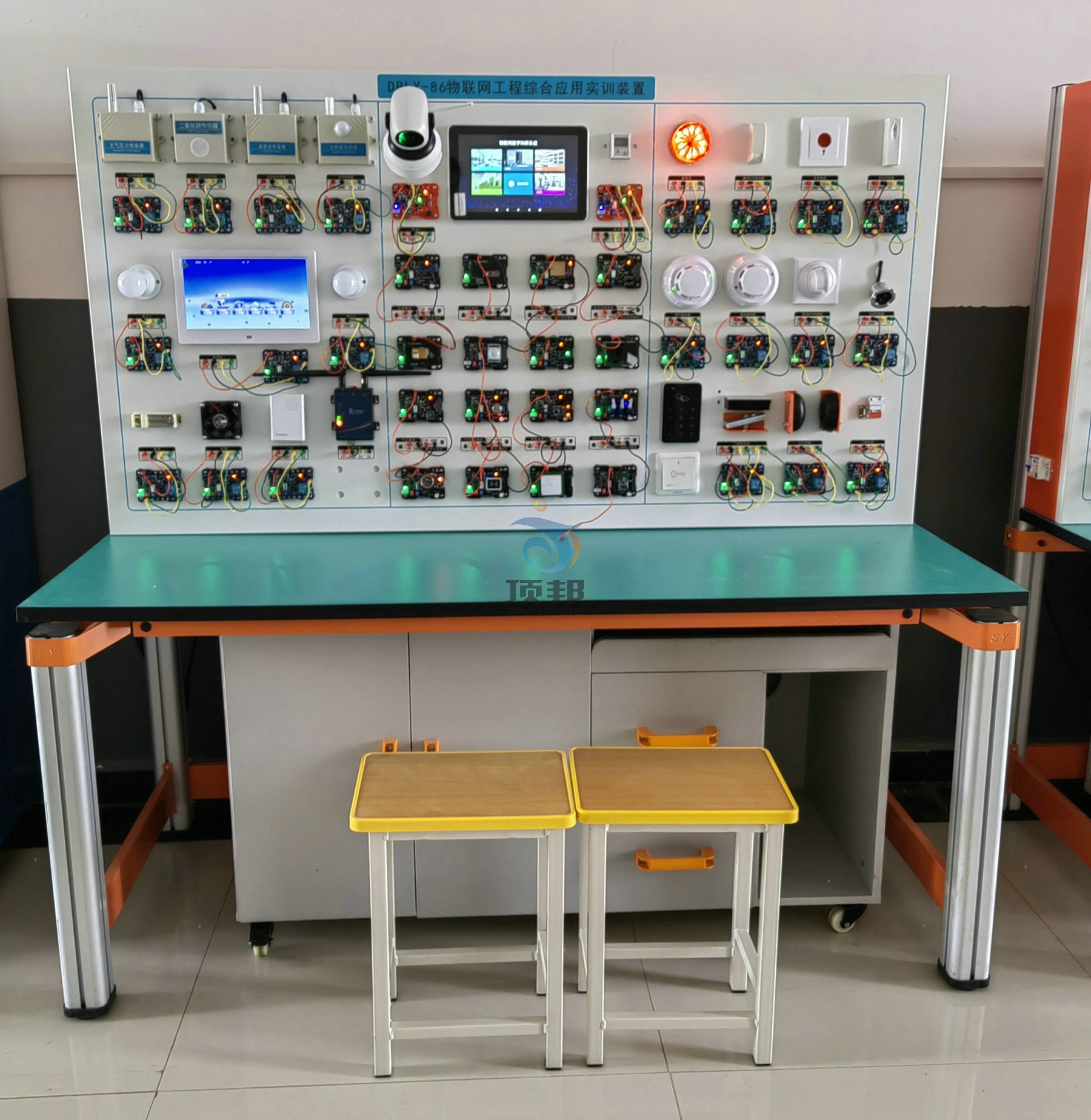 西安高新科技職業(yè)學(xué)院物聯(lián)網(wǎng)實(shí)訓(xùn)臺,光伏實(shí)訓(xùn)設(shè)備(圖2)