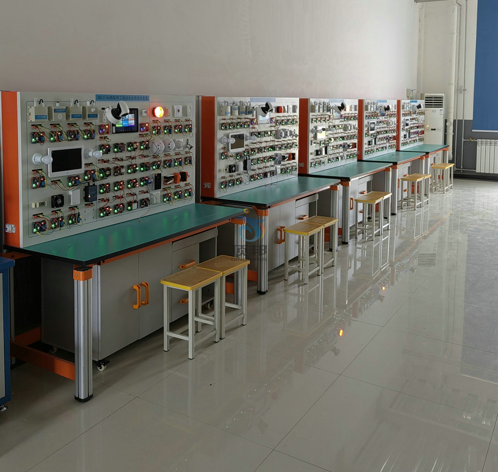 西安高新科技職業(yè)學(xué)院物聯(lián)網(wǎng)實(shí)訓(xùn)臺,光伏實(shí)訓(xùn)設(shè)備(圖3)