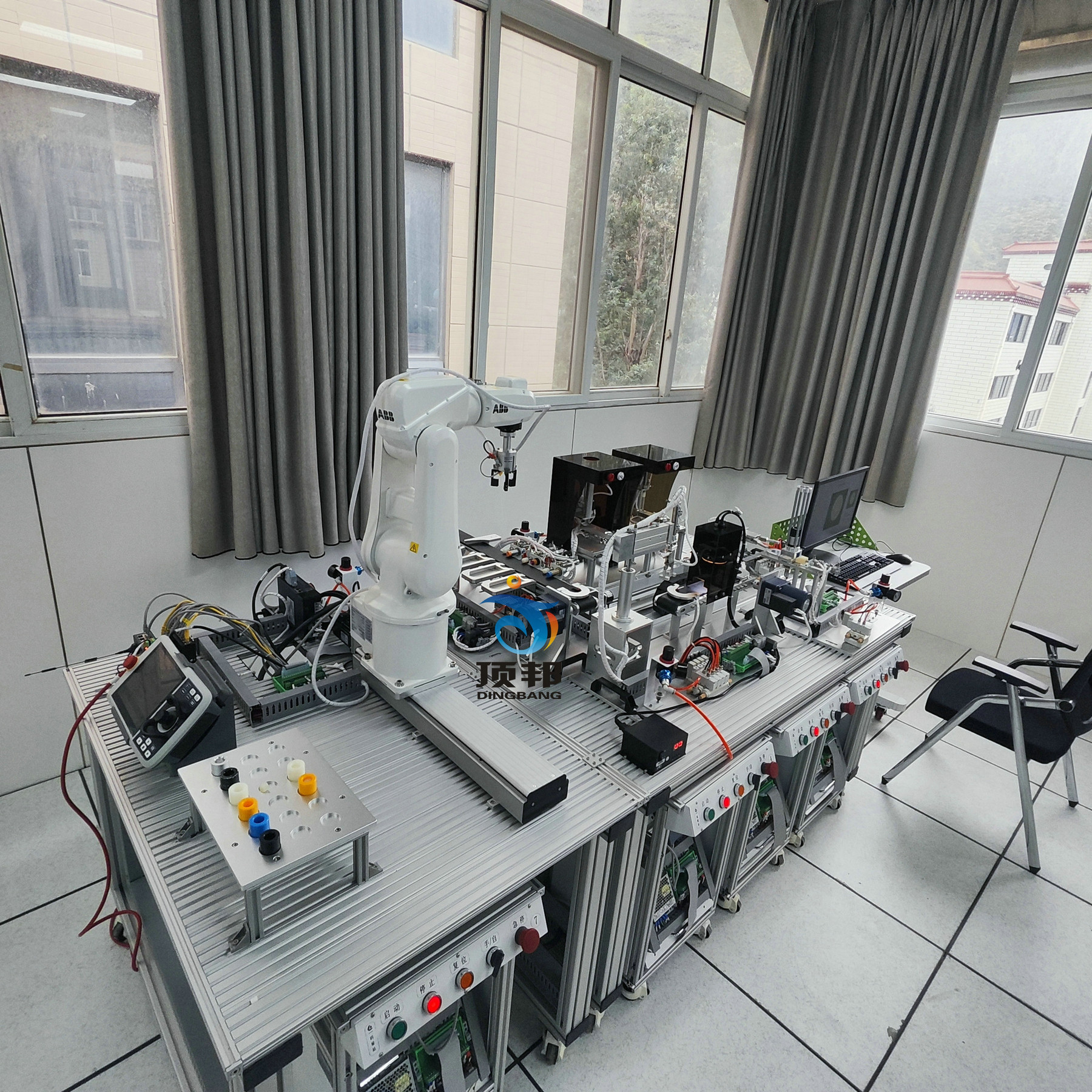 四川民族學(xué)院智能工業(yè)機(jī)器人實(shí)訓(xùn)平臺(tái)(圖2)